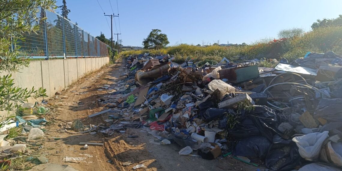 Δήμος Κορδελιού-Ευόσμου: Μάζεψε παραπάνω από 60 τόνους μπάζα και απορρίμματα από την παράνομη χωματερή πάνω από τον Περιφερειακό