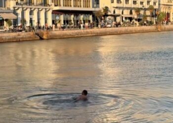 Θεσσαλονίκη: Άνδρας έκανε μπάνιο στα νερά του Θερμαϊκού