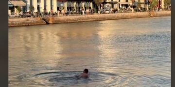 Θεσσαλονίκη: Άνδρας έκανε μπάνιο στα νερά του Θερμαϊκού