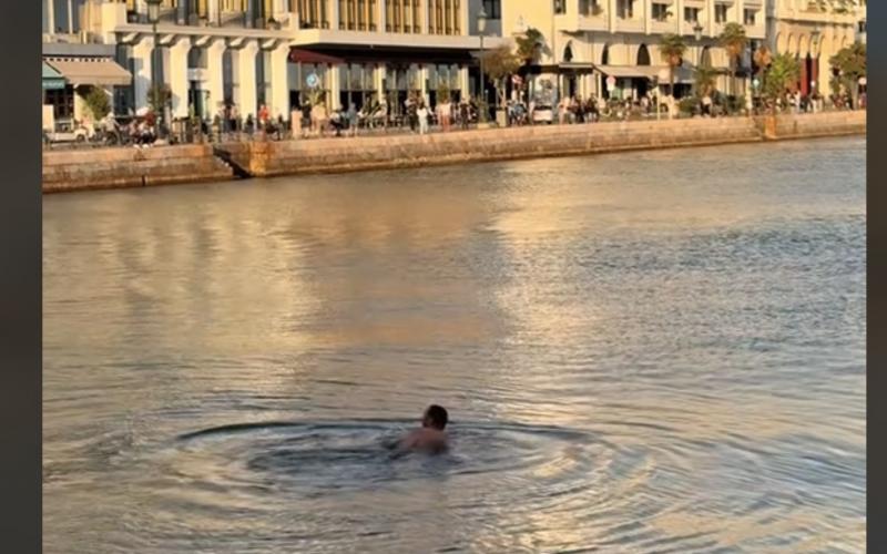 Θεσσαλονίκη: Άνδρας έκανε μπάνιο στα νερά του Θερμαϊκού