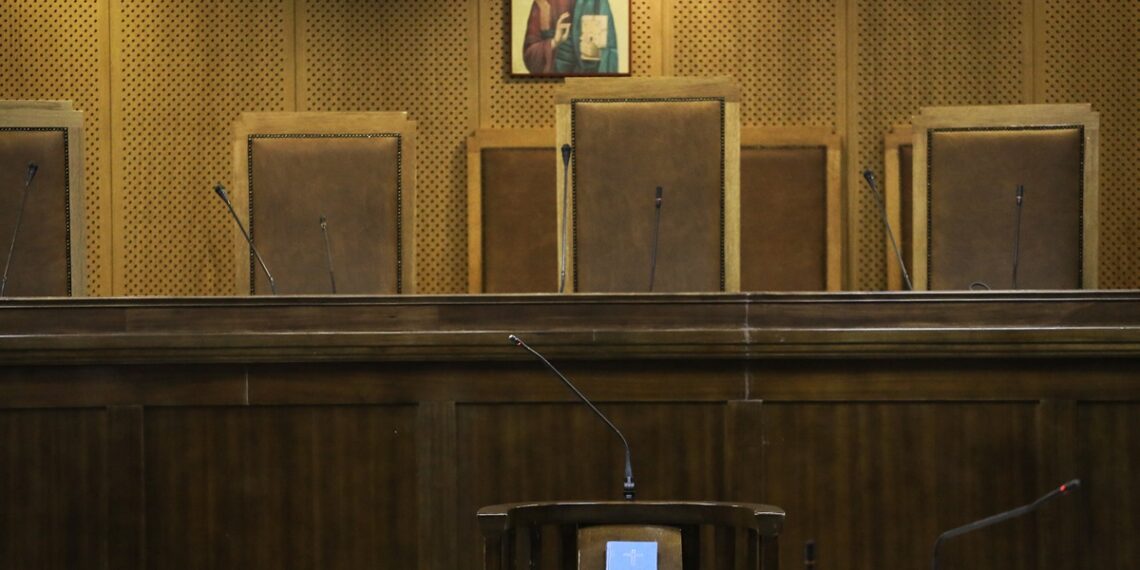 Θεσσαλονίκη: Άνδρας έκανε κεφαλοκλείδωμα στη σύζυγό του ενώ εκείνη κοιμόταν – “Δεν της επιτέθηκα, δυσκολεύεται να σηκωθεί” είπε στο Δικαστήριο