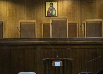 Θεσσαλονίκη: Άνδρας έκανε κεφαλοκλείδωμα στη σύζυγό του ενώ εκείνη κοιμόταν – “Δεν της επιτέθηκα, δυσκολεύεται να σηκωθεί” είπε στο Δικαστήριο