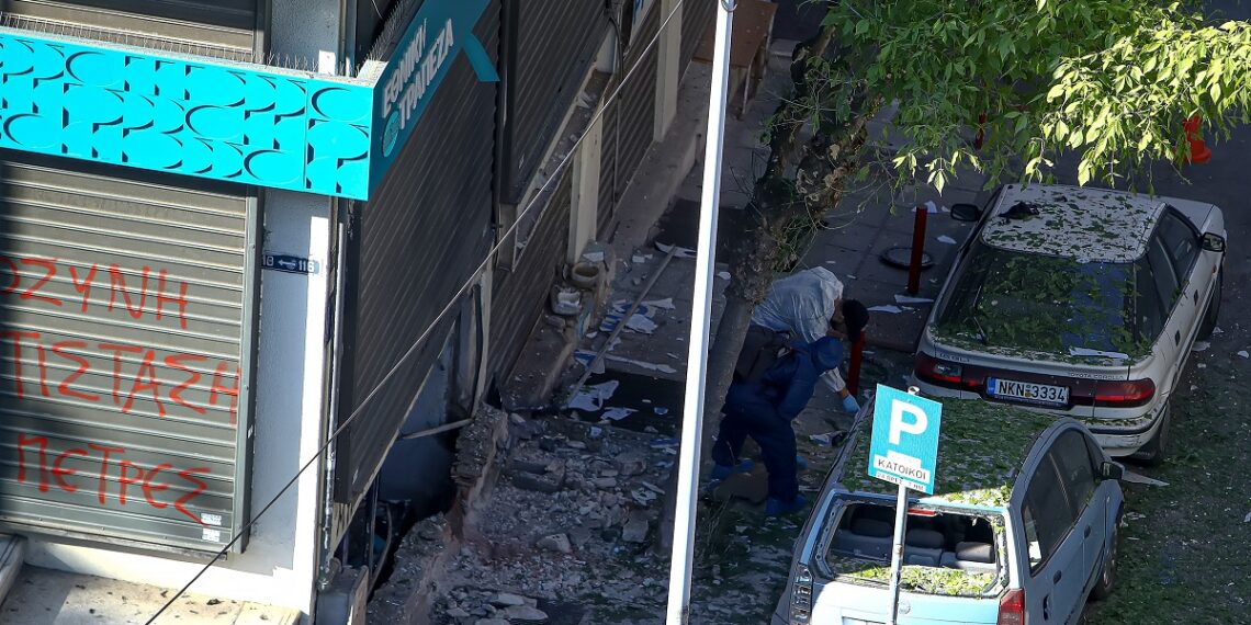 Θεσσαλονίκη: Σχεδίαζε κάτι “μεγάλο” μέσα από την φυλακή ο ληστής που συνδέεται με την 38χρονη που έβαλε την βόμβα στην τράπεζα