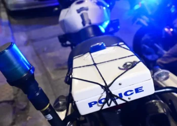 Θεσσαλονίκη: Η στιγμή που η ΕΛΑΣ βγάζει μεθυσμένο από αεροπλάνο στο «Μακεδονία»