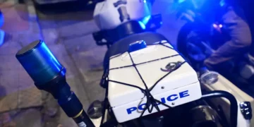 Θεσσαλονίκη: Η στιγμή που η ΕΛΑΣ βγάζει μεθυσμένο από αεροπλάνο στο «Μακεδονία»