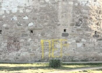 Θεσσαλονίκη: Άγνωστοι βανδάλισαν το Λευκό Πύργο – Έγραψαν με σπρέι (VIDEO)