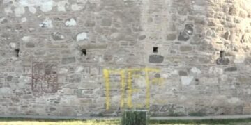 Θεσσαλονίκη: Άγνωστοι βανδάλισαν το Λευκό Πύργο – Έγραψαν με σπρέι (VIDEO)