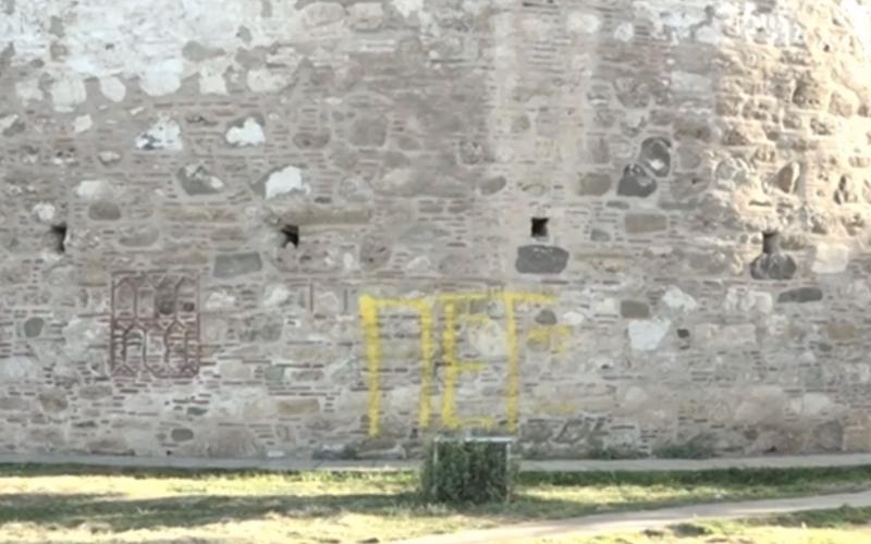Θεσσαλονίκη: Άγνωστοι βανδάλισαν το Λευκό Πύργο – Έγραψαν με σπρέι (VIDEO)