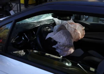 Θεσσαλονίκη: Σοβαρό τροχαίο με τραυματίες – Αυτοκίνητο καρφώθηκε σε κολόνα