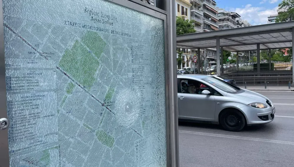 Νέος βανδαλισμός στο Μετρό Θεσσαλονίκης: Έσπασαν τζάμια στον σταθμό Αγίας Σοφίας (video+φωτο)