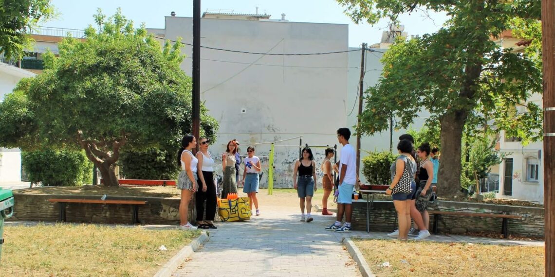 Ανοιχτή βιβλιοθήκη, παγκάκι ανάγνωσης και πολύχρωμες πινελιές στο πάρκο Δερισσού ‼ 🔝Οι νέοι δίνουν ζωή στη γειτονιά και δημιουργούν