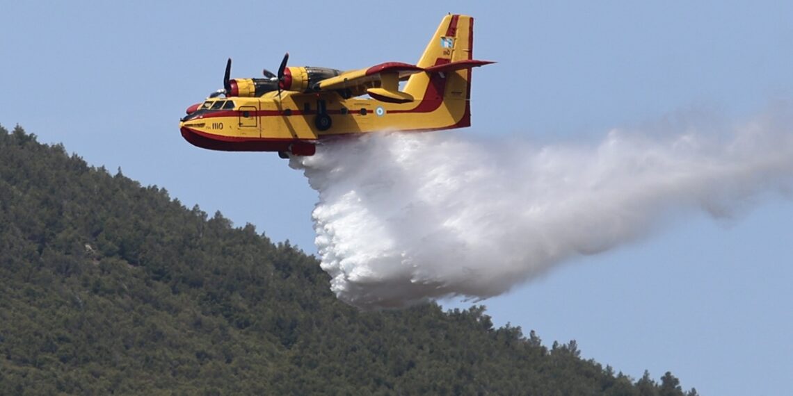 Μεγάλη φωτιά στο Ωραιόκαστρο, σηκώθηκαν 5 αεροσκάφη