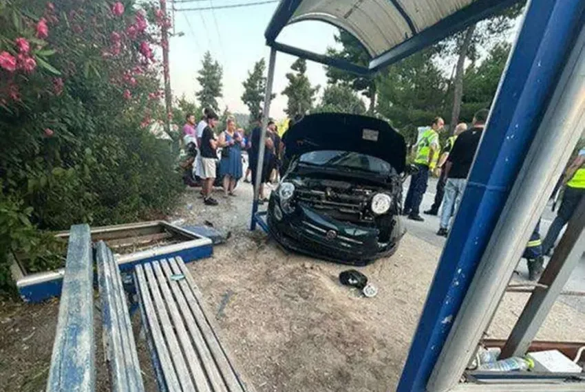 Χαλκιδική: Μεθυσμένος και χωρίς δίπλωμα ο 19χρονος που έπεσε με το ΙΧ του σε στάση ΚΤΕΛ στο Παλιούρι