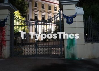 Θεσσαλονίκη: Άγνωστοι πέταξαν μπογιές στην είσοδο του ΥΜΑΘ