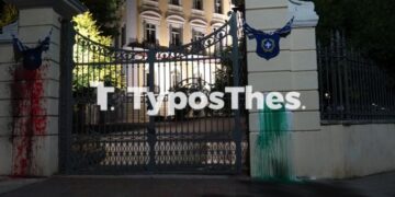 Θεσσαλονίκη: Άγνωστοι πέταξαν μπογιές στην είσοδο του ΥΜΑΘ