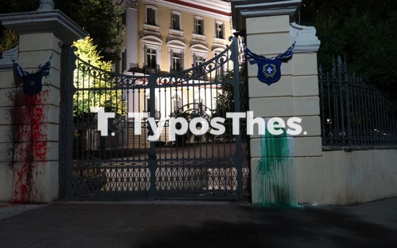 Θεσσαλονίκη: Άγνωστοι πέταξαν μπογιές στην είσοδο του ΥΜΑΘ