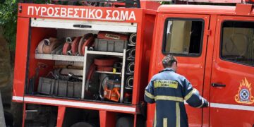 Θεσσαλονίκη: Στις φλόγες νταλίκα στο Δερβένι – Μποτιλιάρισμα στο σημείο (φωτο & video)