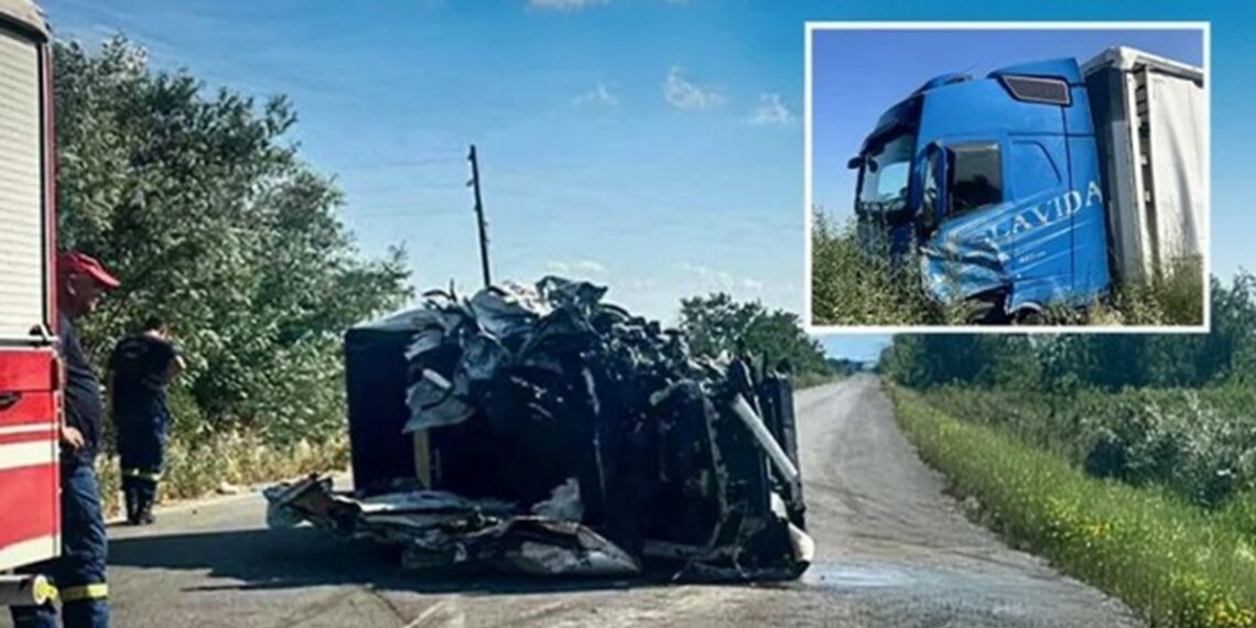 Λουλούδια και κεριά στο σημείο που σκοτώθηκαν πατέρας και γιος μετά από τροχαίο – Σήμερα το τελευταίο αντίο