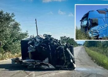 Λουλούδια και κεριά στο σημείο που σκοτώθηκαν πατέρας και γιος μετά από τροχαίο – Σήμερα το τελευταίο αντίο