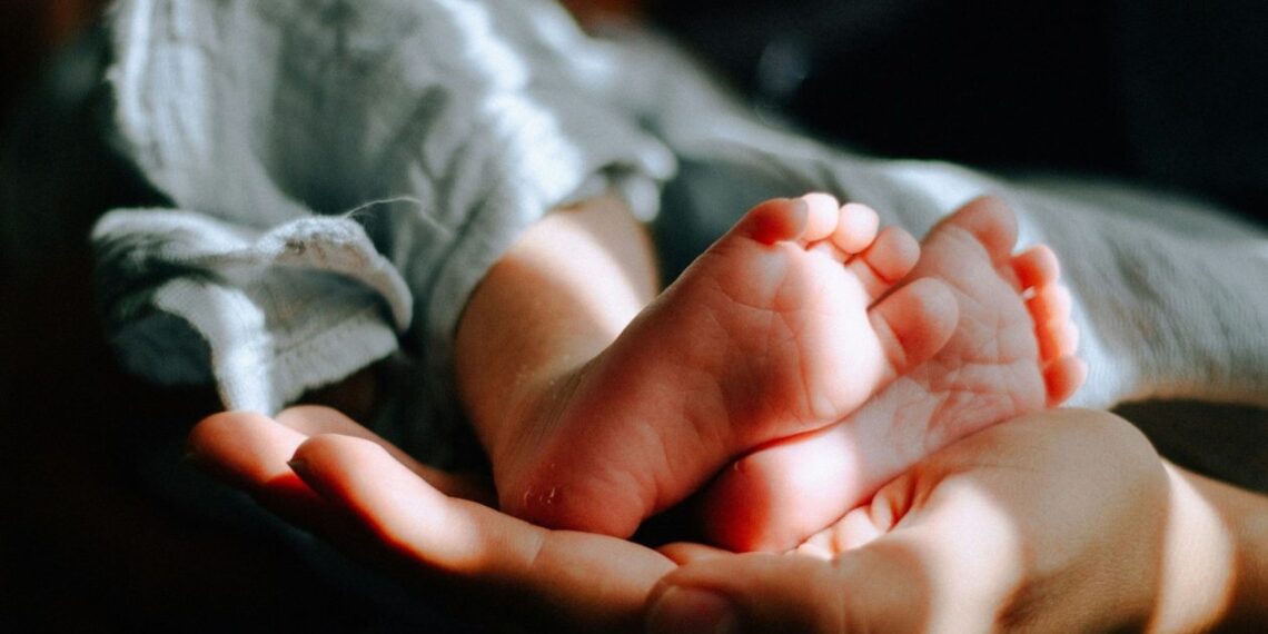 “Το βγάλαμε γιατί έκανε πολλή ζέστη – Περίμενα το κορίτσι και θα το πετούσα;”, λέει ο πατέρας του βρέφους που βρέθηκε στο μπαλκόνι στη Θεσσαλονίκη