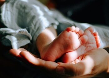 “Το βγάλαμε γιατί έκανε πολλή ζέστη – Περίμενα το κορίτσι και θα το πετούσα;”, λέει ο πατέρας του βρέφους που βρέθηκε στο μπαλκόνι στη Θεσσαλονίκη