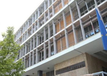 Θεσσαλονίκη: Τα ανήλικα παιδιά του είχε στο αυτοκίνητο ο 35χρονος που τράκαρε σε νησίδα μεθυσμένος