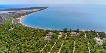 Ξέσπασε «πόλεμος» με beach bar στον Ποταμό – Διώχνουν ηλικιωμένους