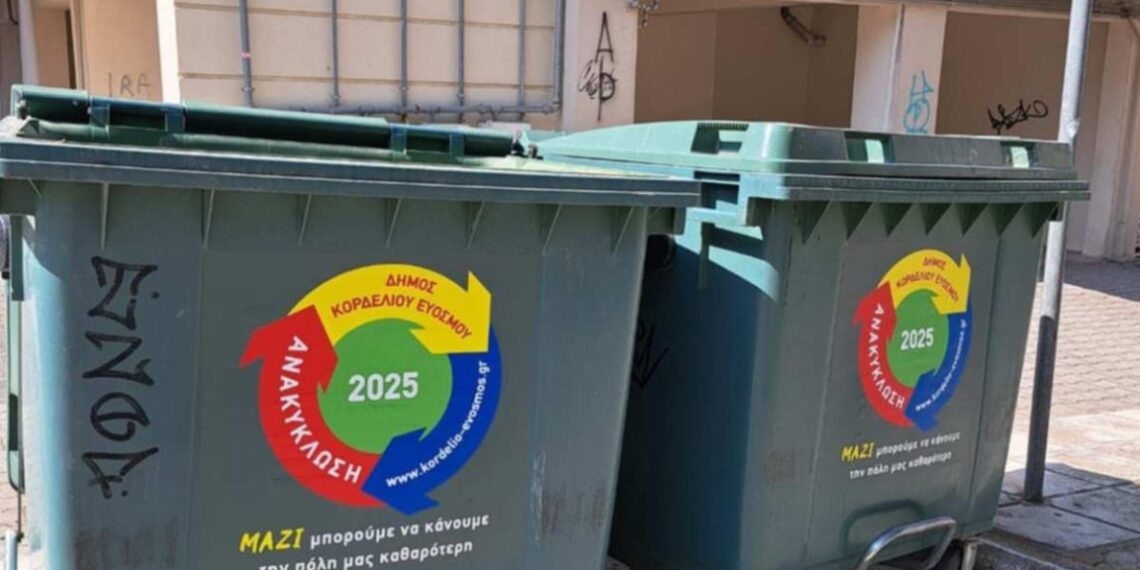 Καθαριότητα στον Εύοσμο-Κορδελιό: Η “καμπάνια” του αυτοκόλλητου… ακόμα και σε χαλασμένους κάδους απορριμμάτων