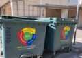 Καθαριότητα στον Εύοσμο-Κορδελιό: Η “καμπάνια” του αυτοκόλλητου… ακόμα και σε χαλασμένους κάδους απορριμμάτων