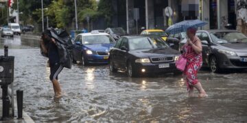 Πλημμυρικά φαινόμενα σε Εύοσμο και Κορδελιό – Σοβαρά προβλήματα από την πρωινή καταιγίδα