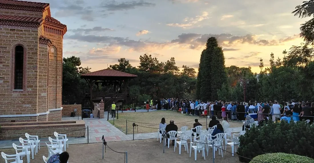 Σουρωτή: Βουλιάζει από κόσμο ο τάφος του Αγίου Παϊσίου ανήμερα της γιορτής του (Βίντεο)