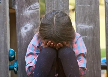 Θεσσαλονίκη: Μητέρα ακινητοποιούσε τη 10χρονη κόρη της για να τη βιάζει ο σύντροφός της
