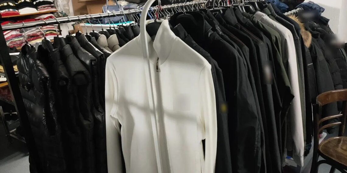 Θέρμη: Πουλούσαν ρούχα “μαϊμού” βάζοντας στάμπες γνωστών εταιρειών – Δύο συλλήψεις και βαρύ πρόστιμο