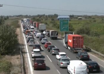 Ουρές χιλιομέτρων τα ΙΧ στην έξοδο από Θεσσαλονίκη – Μεγάλη ταλαιπωρία
