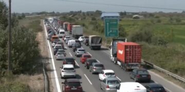 Ουρές χιλιομέτρων τα ΙΧ στην έξοδο από Θεσσαλονίκη – Μεγάλη ταλαιπωρία