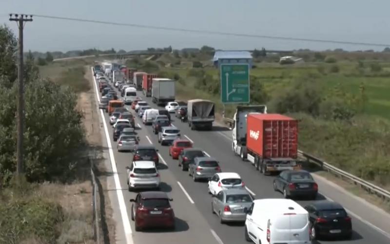 Ουρές χιλιομέτρων τα ΙΧ στην έξοδο από Θεσσαλονίκη – Μεγάλη ταλαιπωρία
