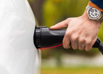 Θεσσαλονίκη: “Μάχη” ιδιοκτητών σε πολυκατοικία για την φόρτιση ηλεκτρικού αυτοκινήτου