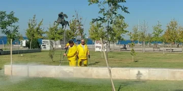 Θεσσαλονίκη: Επιχείρηση καθαρισμού των γκράφιτι στη Νέα Παραλία – Σύσκεψη για αστυνομικά μέτρα (φώτο)