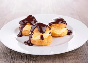 Θεσσαλονίκη: Ζαχαροπλαστείο στο κέντρο θα μοιράσει δωρεάν προφιτερόλ – Δείτε πότε