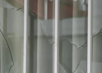 Άγνωστοι βανδάλισαν Δημοτικό σχολείο στα Πευκά – Ξήλωσαν ακόμα και τα κεραμίδια