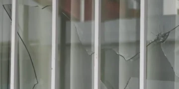 Άγνωστοι βανδάλισαν Δημοτικό σχολείο στα Πευκά – Ξήλωσαν ακόμα και τα κεραμίδια