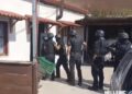 Θεσσαλονίκη: Κινηματογραφική σύλληψη σε σπίτι – Η στιγμή που «μπουκάρουν» με όπλα (VIDEO)