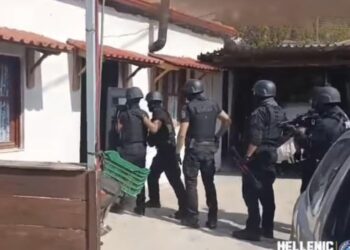 Θεσσαλονίκη: Κινηματογραφική σύλληψη σε σπίτι – Η στιγμή που «μπουκάρουν» με όπλα (VIDEO)