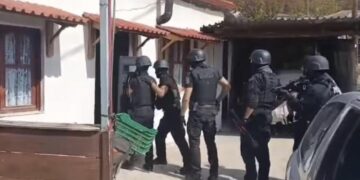 Θεσσαλονίκη: Κινηματογραφική σύλληψη σε σπίτι – Η στιγμή που «μπουκάρουν» με όπλα (VIDEO)