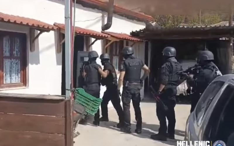 Θεσσαλονίκη: Κινηματογραφική σύλληψη σε σπίτι – Η στιγμή που «μπουκάρουν» με όπλα (VIDEO)