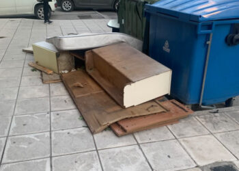 Μπάζα, στρώματα και έπιπλα στους δρόμους του Ευόσμου – όταν η καθαριότητα υποχωρεί μπροστά στην “επικοινωνία”