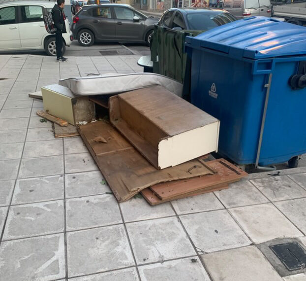 Μπάζα, στρώματα και έπιπλα στους δρόμους του Ευόσμου – όταν η καθαριότητα υποχωρεί μπροστά στην “επικοινωνία”