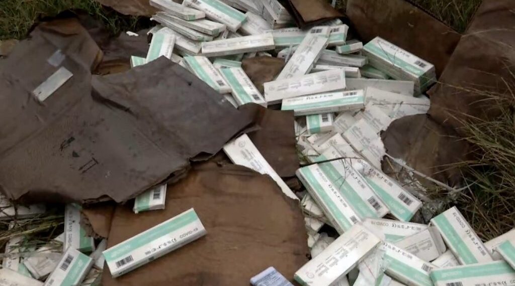 Απαράδεκτες εικόνες ντροπής στο Καλοχώρι: Παράνομη χωματερή με ληγμένα τεστ κορονοϊού και μάσκες (VIDEO)