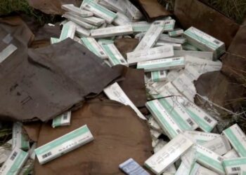 Απαράδεκτες εικόνες ντροπής στο Καλοχώρι: Παράνομη χωματερή με ληγμένα τεστ κορονοϊού και μάσκες (VIDEO)