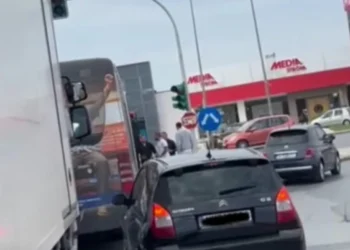 Απίστευτο βίντεο από Θεσσαλονίκη: Οδηγός ΙΧ επιτέθηκε σε επιβάτες αστικού λεωφορείου!